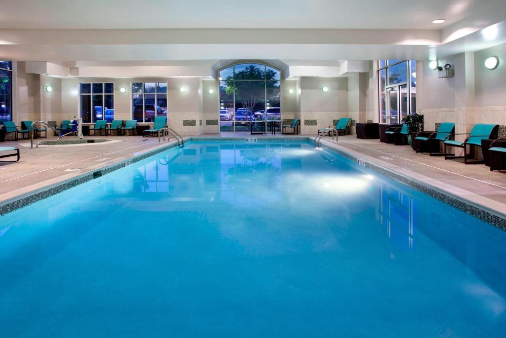 亨特谷巴尔的摩亨特谷原住客栈的蓝色的大游泳池,位于酒店客房内