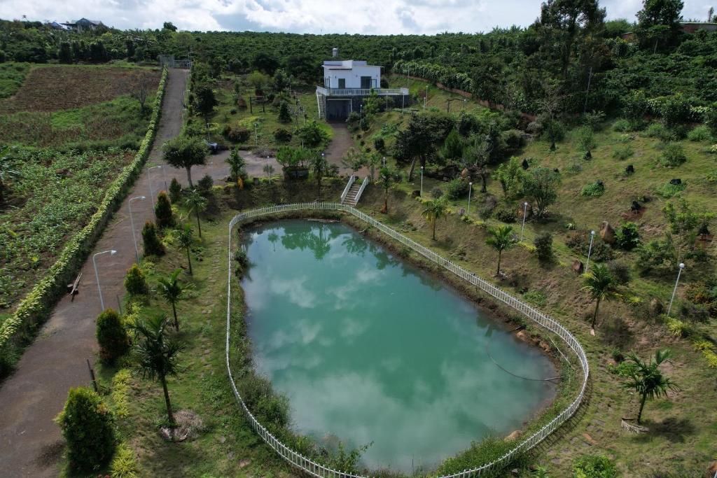 Di LinhGao Homestay的房屋前水池的空中景致