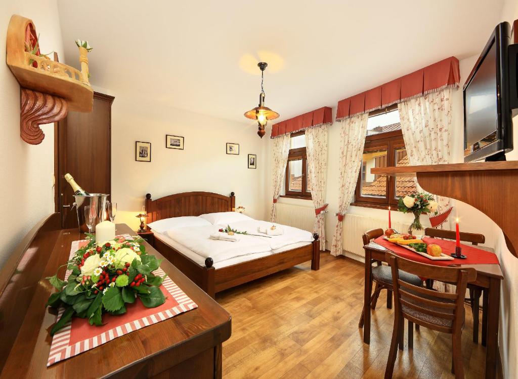 特热邦博哈达旅馆的酒店客房配有一张床和一张桌子,桌子上装有四面 ⁇ 