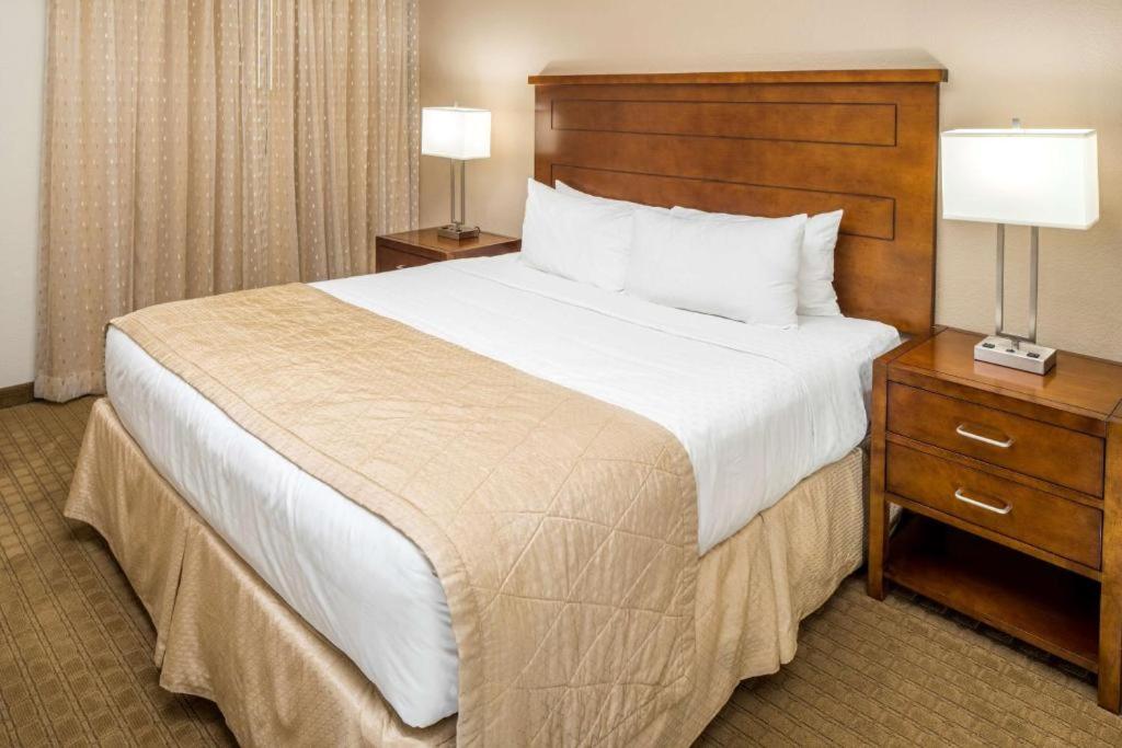 斯科茨Scottsdale Links Resort的一张大床,位于酒店带两盏灯的房间