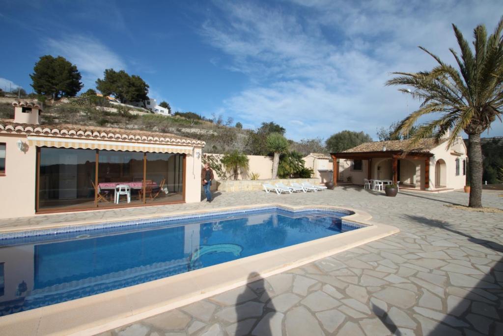 贝尼萨Santa Ana - pretty holiday property with garden and private pool in Benissa的房屋前的游泳池