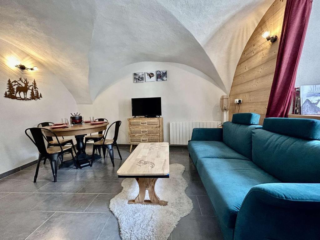 蒙乃第耶-勒潘Appartement Le Monêtier-les-Bains, 3 pièces, 4 personnes - FR-1-330F-222的客厅配有蓝色的沙发和桌子
