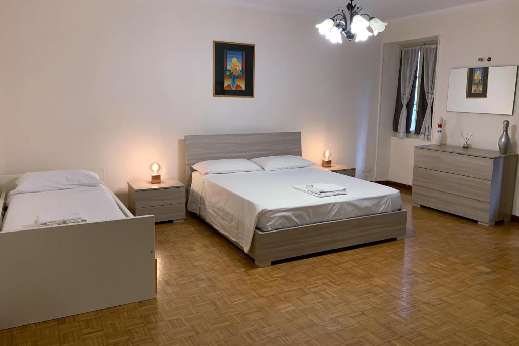 布雷西亚FiorDiLuna, nel cuore di Brescia的一间卧室设有两张床和两个床头柜