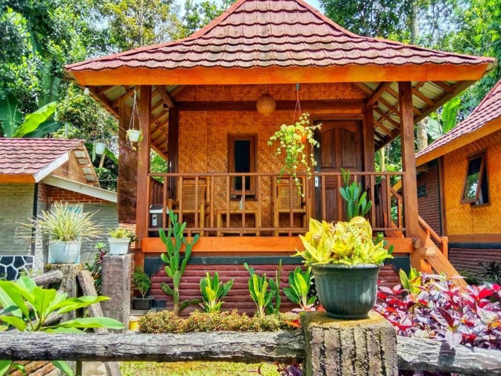 特特巴图Pondok rinjani bungalow tetebatu的一个带凉亭的小房子
