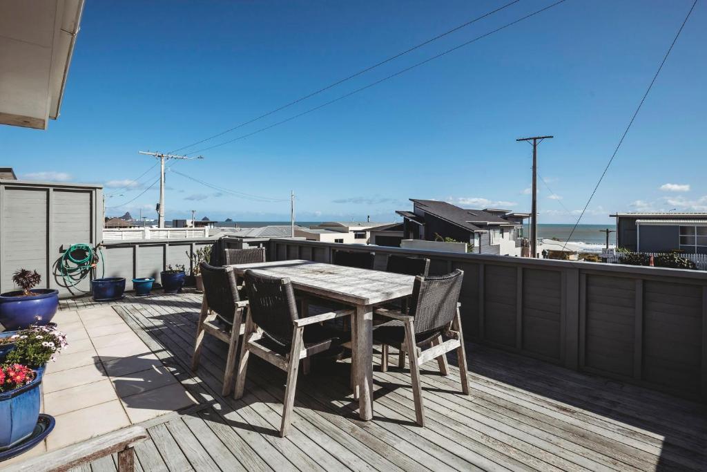 新普利茅斯Holiday On Hamblyn的屋顶上带桌椅的木制甲板