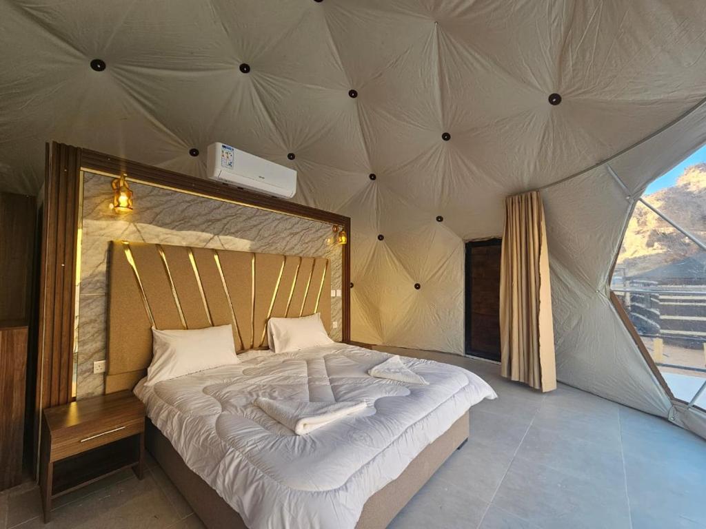 瓦迪拉姆غرووب وادي رم的帐篷内一间卧室,配有一张大床