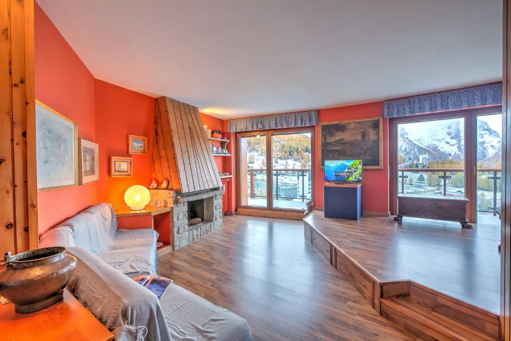 塞斯特雷Terrazza Dei Principi Few Steps From Ski - Happy Rentals的客厅设有橙色墙壁和壁炉