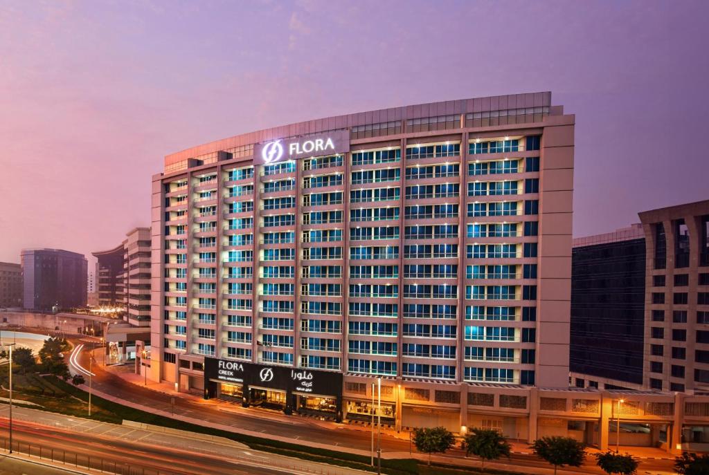 迪拜Flora Creek Deluxe Hotel Apartments, Dubai的建筑的侧面有标志