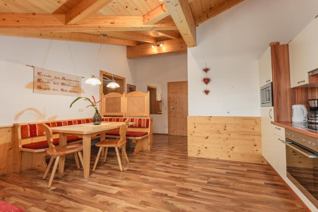 斯拉德明Gästehaus Sieder by Schladming-Appartements的厨房以及带桌椅的用餐室。