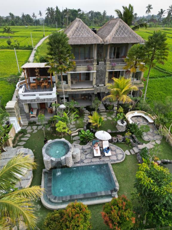 德格拉朗The Nenggala Suite的享有带游泳池的房屋的空中景致