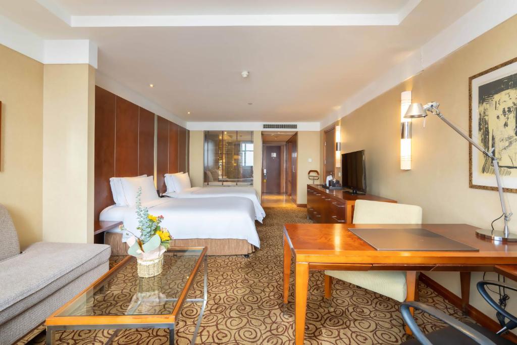 重庆重庆解放碑帝晶酒店的配有一张床和一张书桌的酒店客房