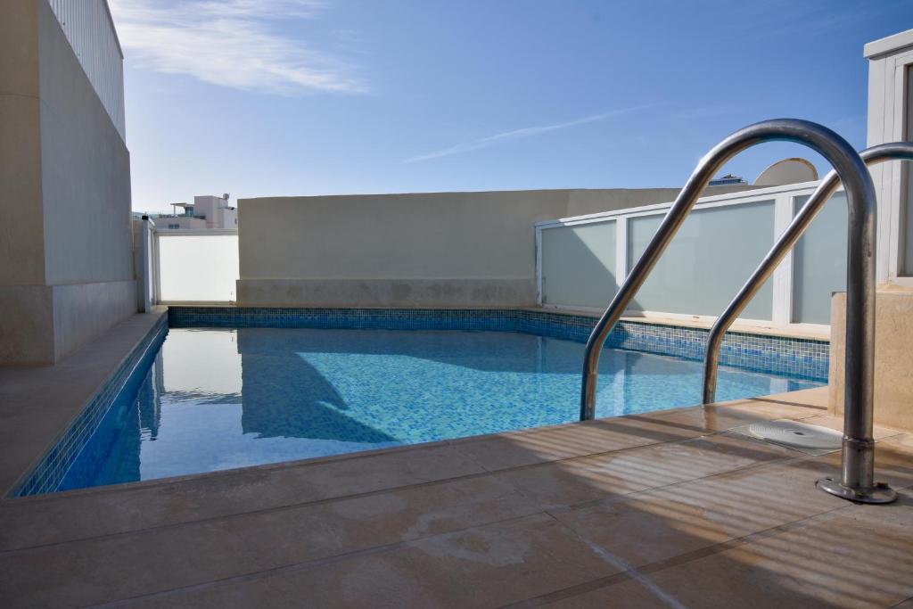 埃尔哥茨拉Blubay Apartments by ST Hotels的一座大楼顶部的游泳池
