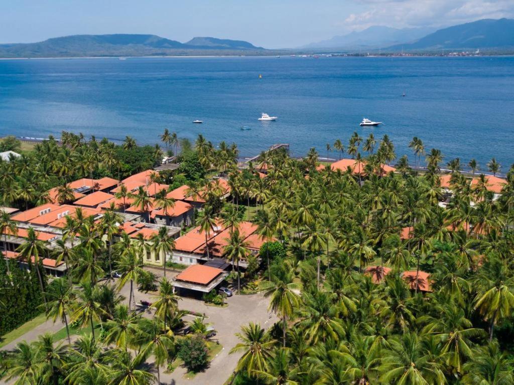 外南梦吉打邦英达酒店 的享有棕榈树和海洋度假村的空中景致