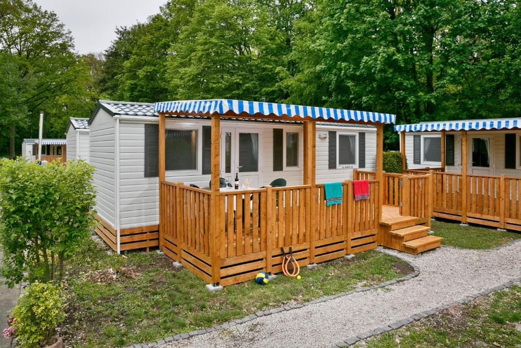 埃施韦格KNAUS Campingpark Eschwege的一个小房子,设有门廊和甲板