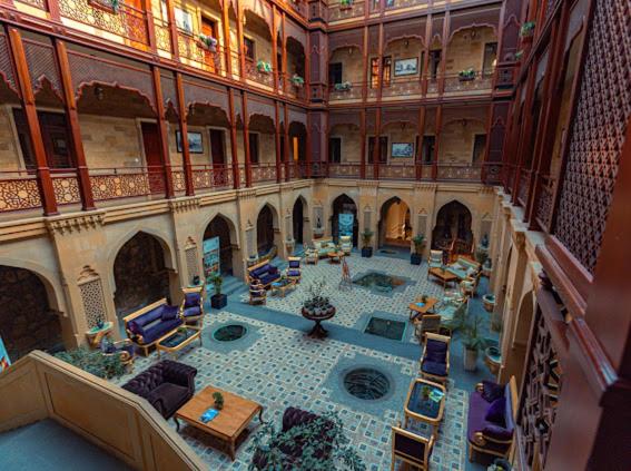 巴库Shah Palace Luxury Museum Hotel的享有带桌椅的建筑的空中景致