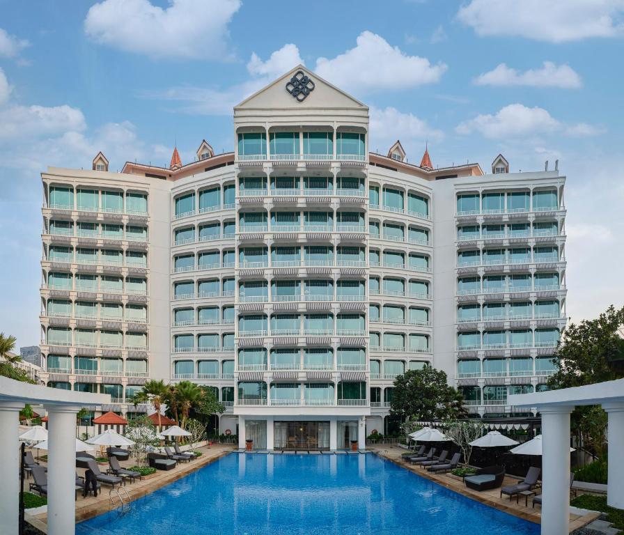 新加坡The Robertson House managed by The Ascott Limited的大型酒店前方设有游泳池