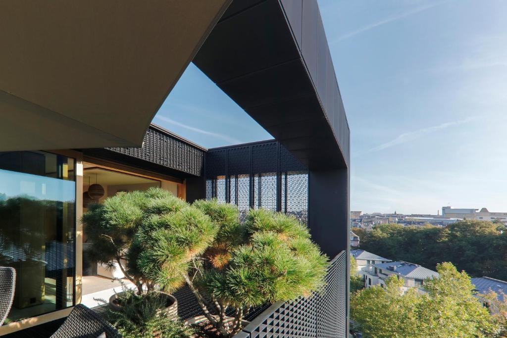 卢森堡Rise - Penthouse Suite with Terrace的从树木繁茂的房屋阳台欣赏风景
