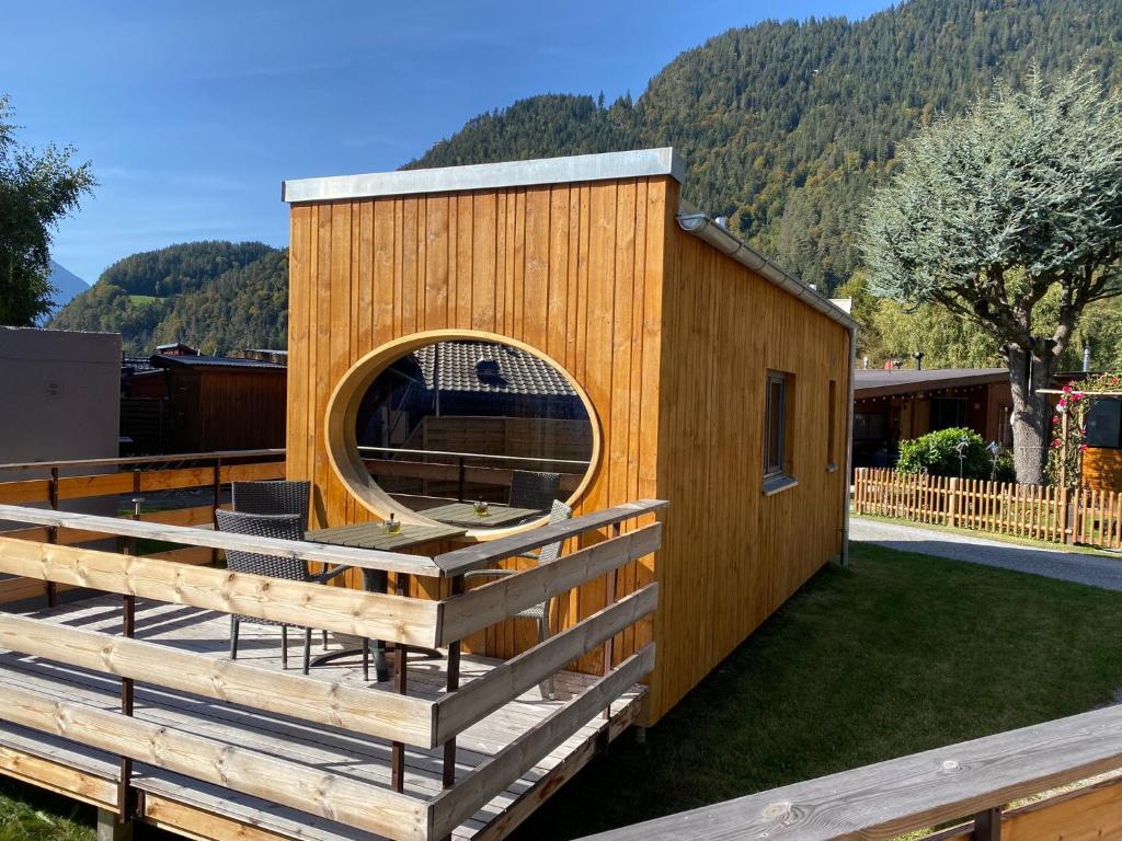 因特拉肯Unique Tiny Eco Lodges with gorgeous views to Jungfrau Massiv的庭院中一座带圆形窗户的木制建筑
