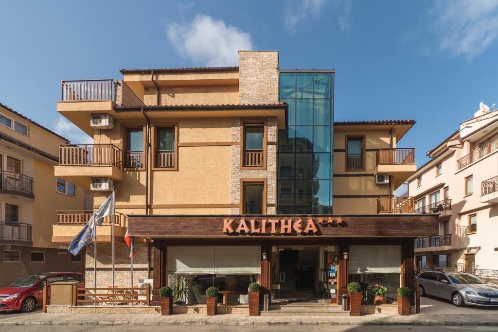 索佐波尔Kalithea Family Hotel的带有卡林卡标志的建筑