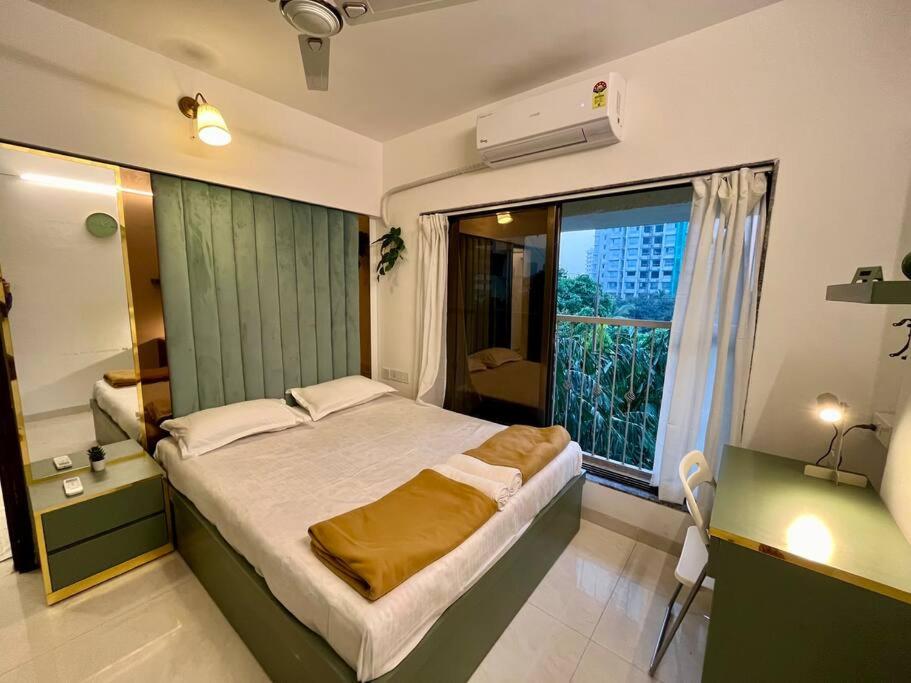 孟买La Olive 1 BHK Service Apartment的一间卧室设有一张大床和一个大窗户