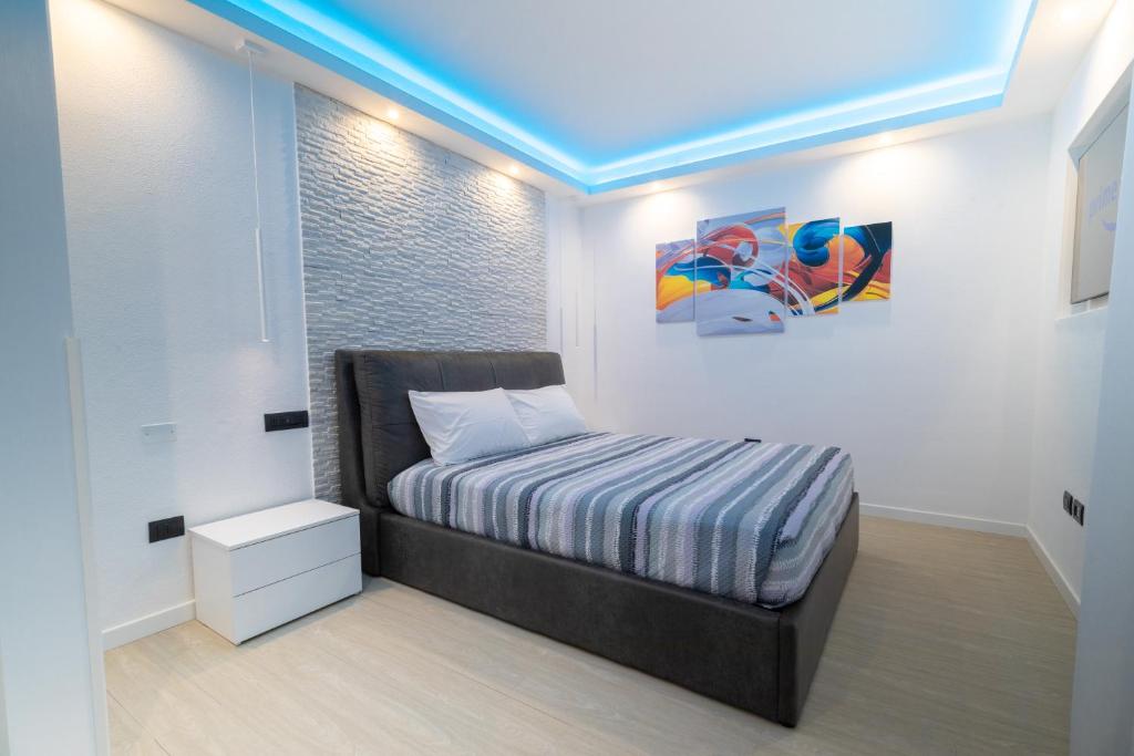 奥尔比亚Blue Island - Luxury House的一间小卧室,配有一张床和蓝色的天花板