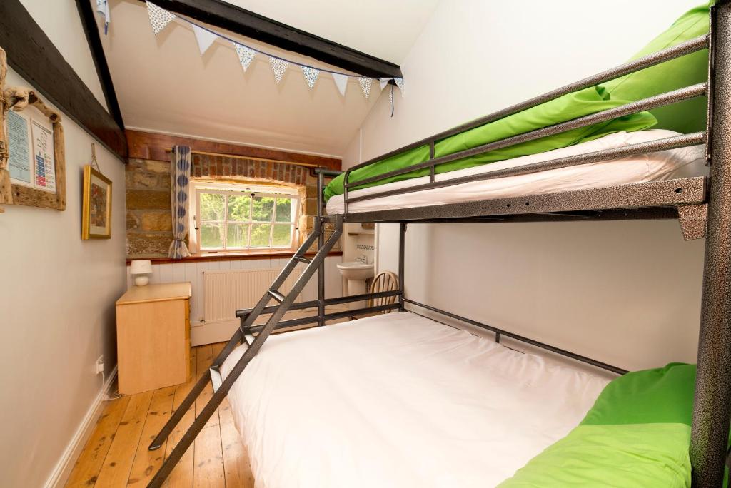 弗莱恩索普博格霍尔国际青年旅舍的客房设有两张双层床和一扇窗户。