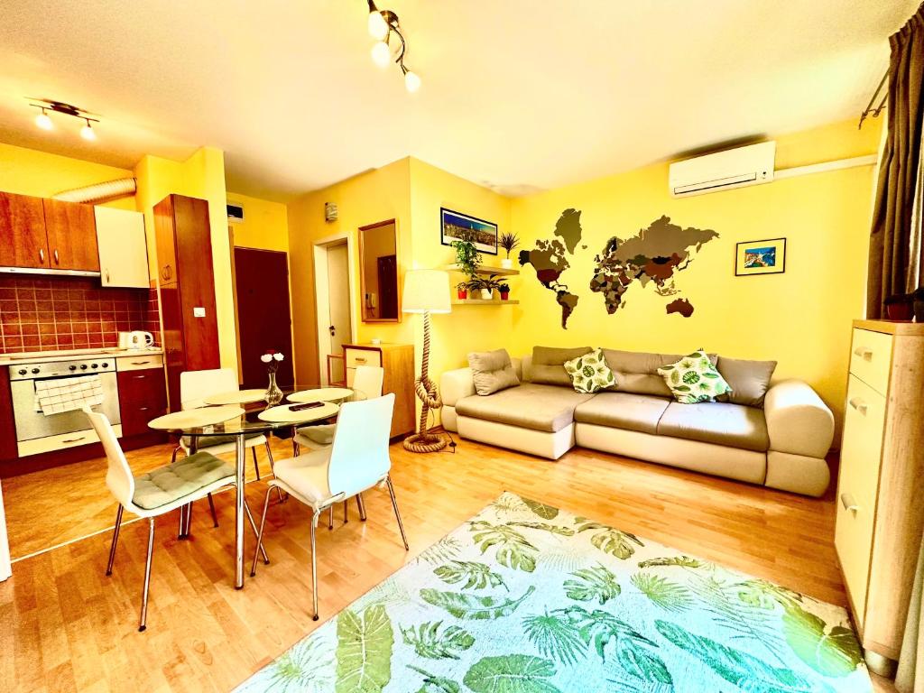 布达佩斯Benett apartman的客厅配有沙发和桌子