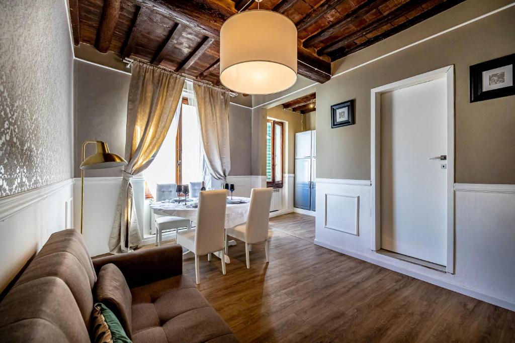 佛罗伦萨Florentine Experience in Santa Croce的客厅配有沙发和桌子