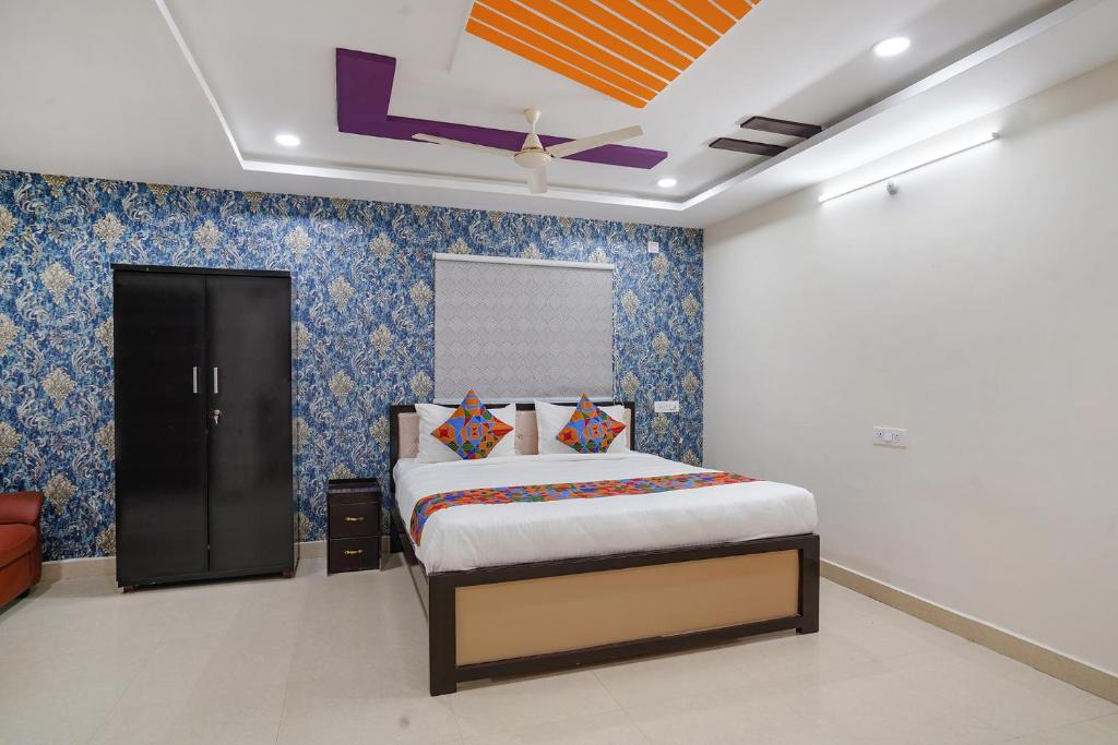 海得拉巴FabHotel Sri Karthikeya Grand的卧室配有一张床