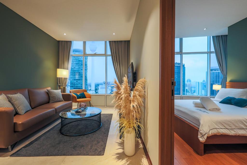 吉隆坡Calm Sojourn, Sky Suites KLCC的客厅配有床和沙发