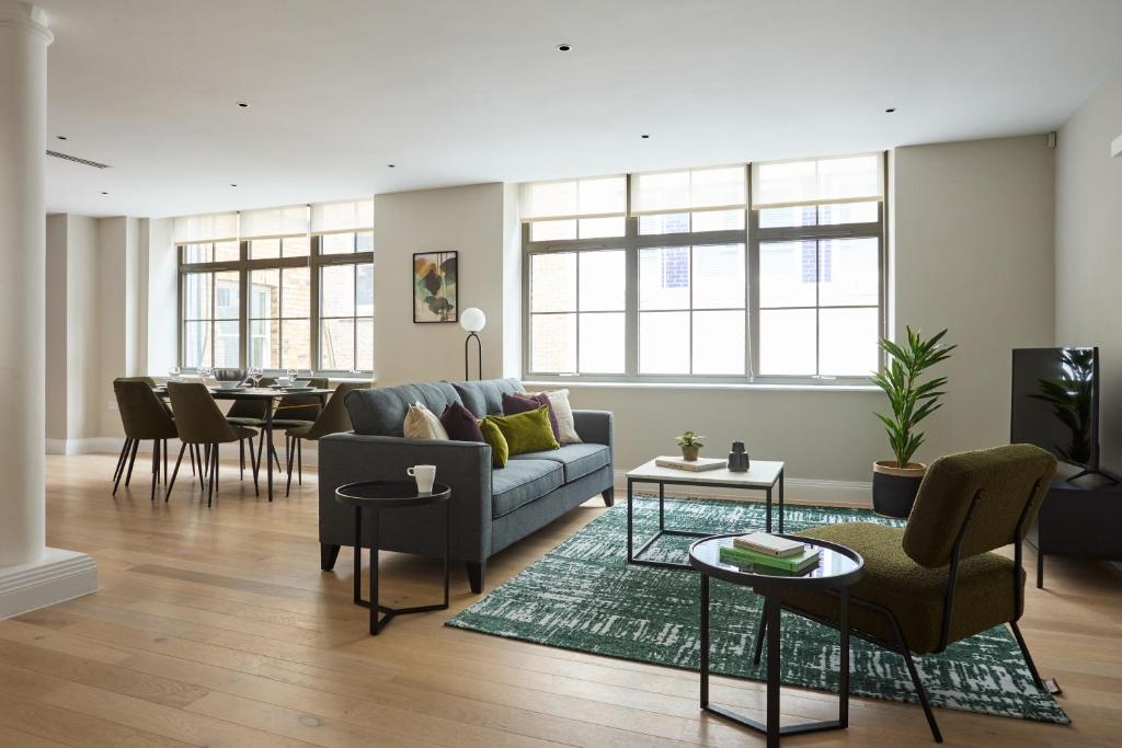 伦敦Chancery Lane by Viridian Apartments的客厅配有沙发和桌子