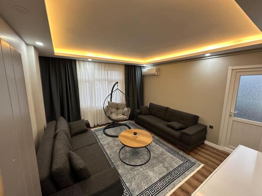 Arnavutköyİstanbul Airport House Tayakadın的客厅配有沙发和桌子