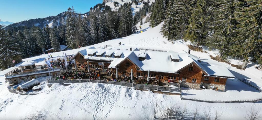 伦格里斯Bayernhütte am Brauneck的山上雪地中的滑雪小屋