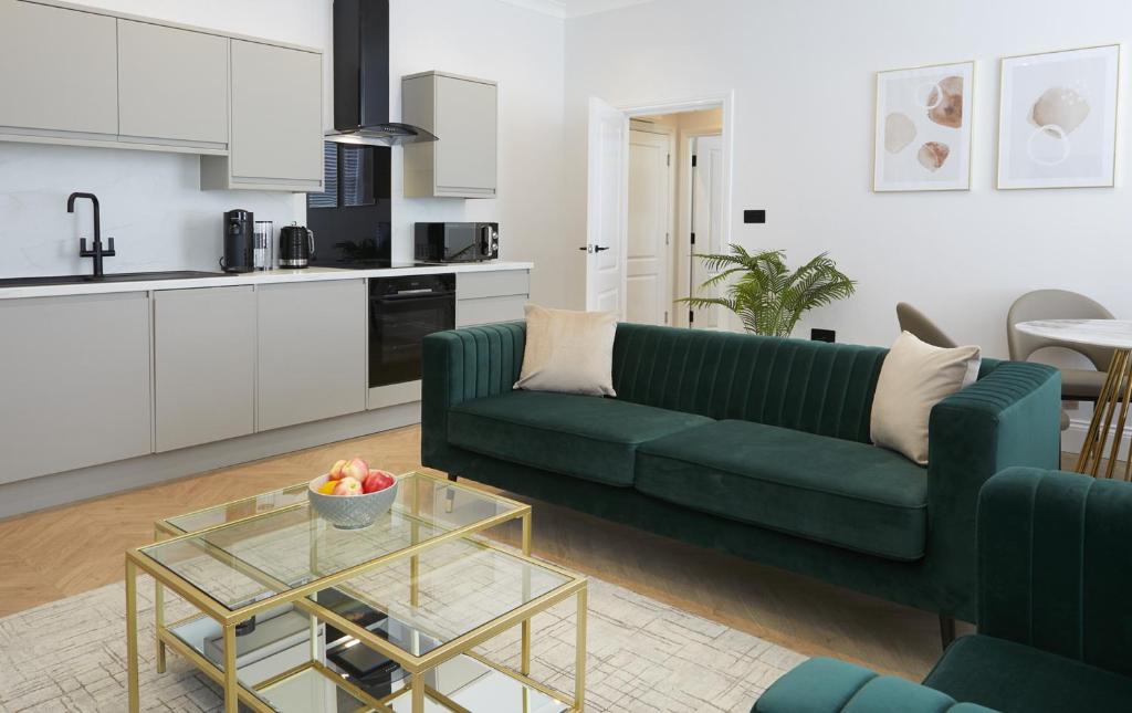 斯卡伯勒The Salisbury - Luxury Apartments by Stay In Scarborough的客厅配有绿色沙发和桌子