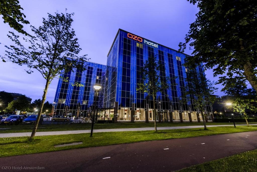 阿姆斯特丹OZO Hotels Arena Amsterdam的蓝色的建筑,旁边标有标志
