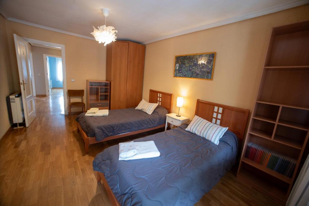 哈兰迪雅·德·拉·维尔CASA DOVELA的酒店客房带两张床和一个客厅