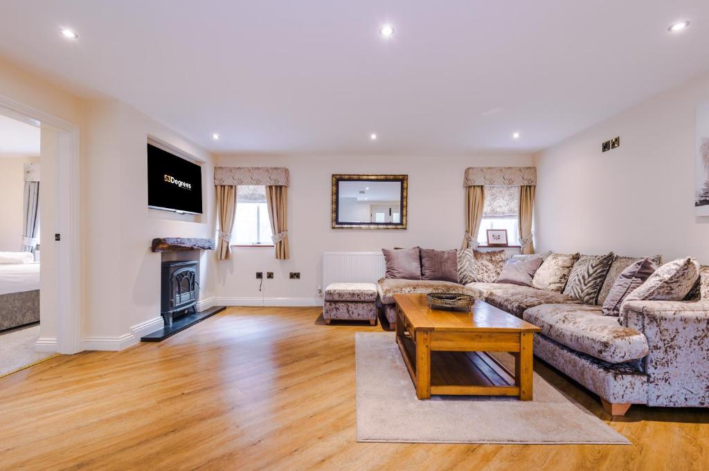 比斯顿Stunning 3-bed cottage in Beeston by 53 Degrees Property, ideal for Families & Groups, Great Location - Sleeps 6的客厅配有沙发和桌子