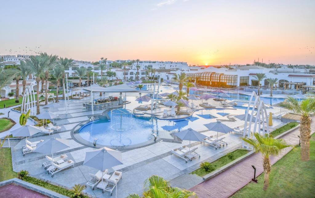 沙姆沙伊赫Jaz Sharm Dreams的享有度假村游泳池的空中景致