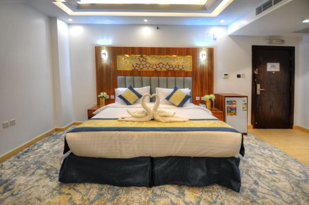 麦地那فندق المرزم-Al Marzam Hotel的一间卧室,卧室内配有一张大床
