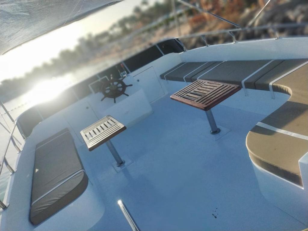 赫尔格达tiger的船顶两长椅的景色
