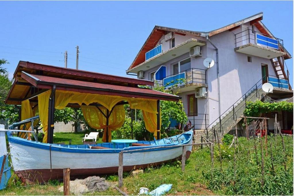 雷佐沃Villa Rezos的坐在房子前面的船
