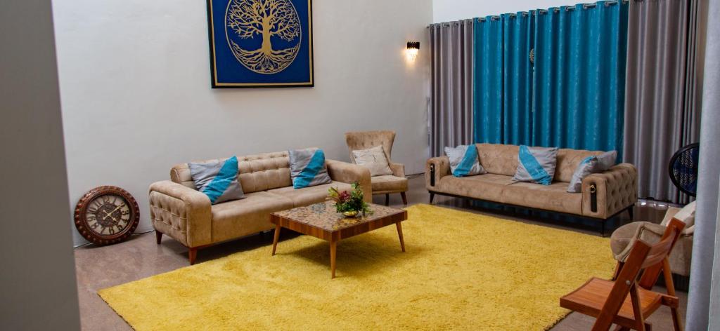 塔科拉迪Sosa Guest House的客厅配有两张沙发和一张桌子