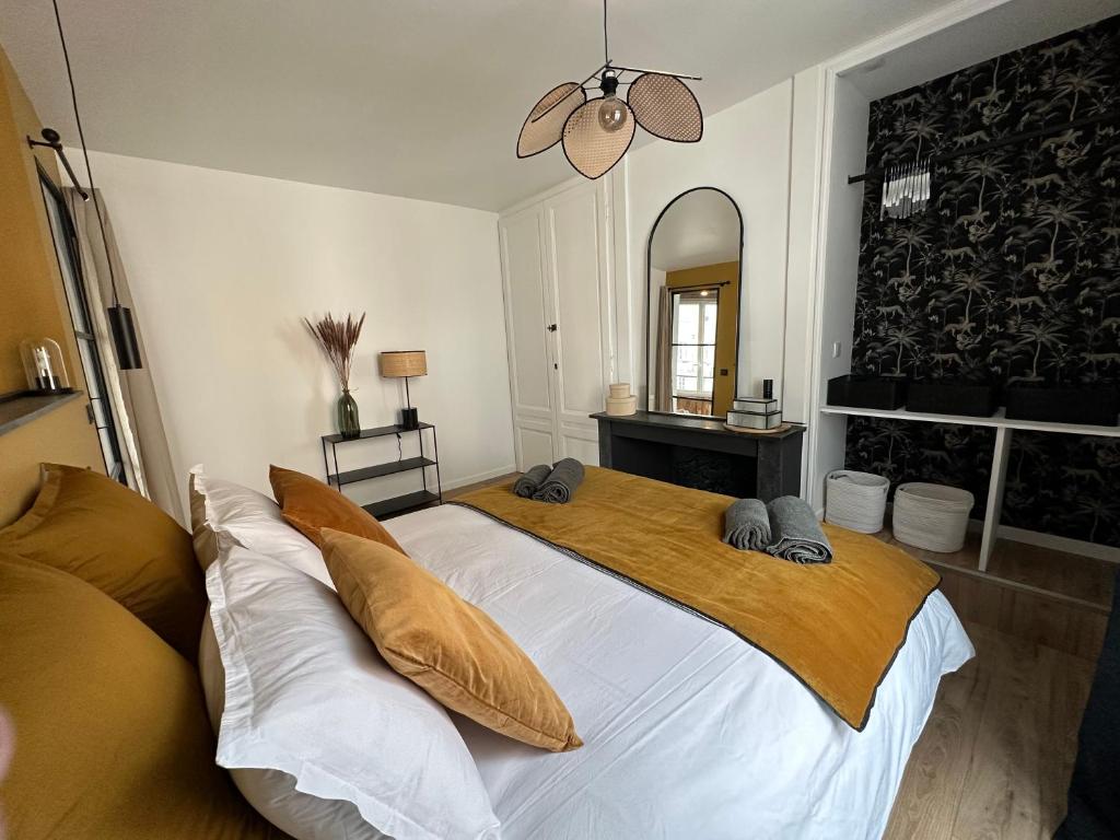 鲁昂La place d'Henri, Rouen centre的一间卧室配有一张大床和枕头