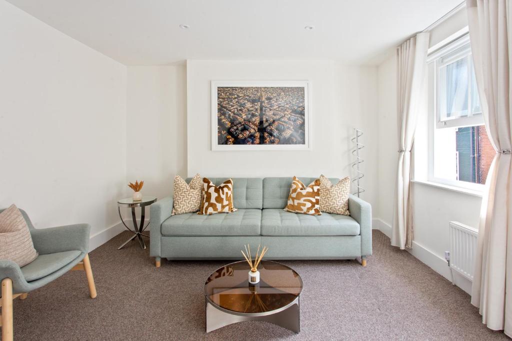 伦敦2 Bedroom Apartments in Covent Garden的客厅配有沙发和桌子