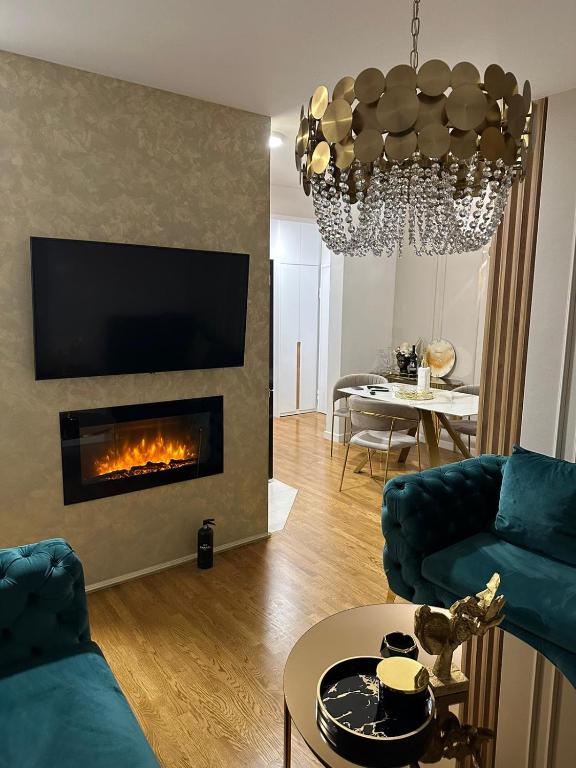 GrudeLea Lux Apartment的带沙发和壁炉的客厅