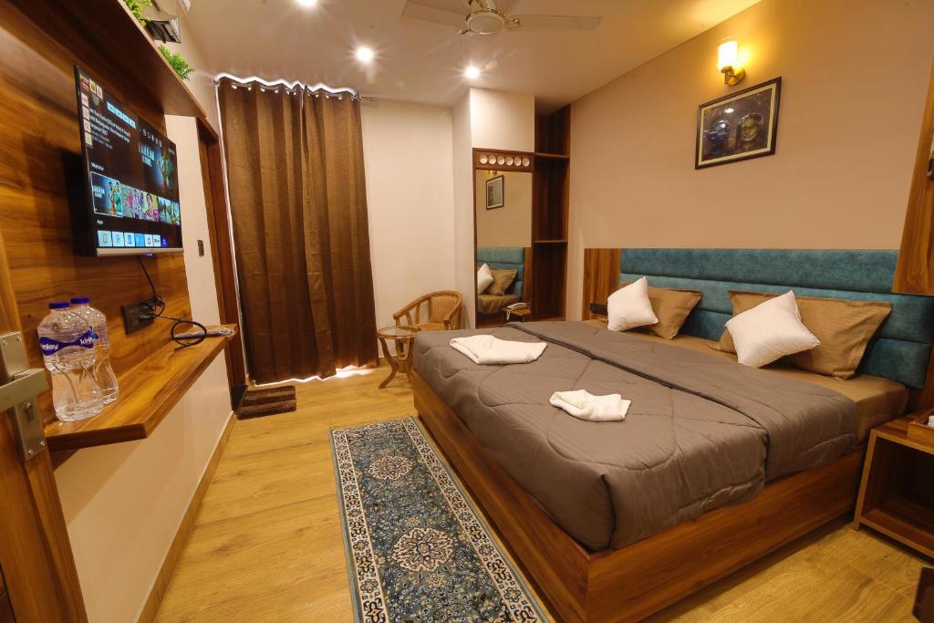 瑞诗凯诗Hotel Mahadev Rishikesh的一间卧室配有一张床,上面有两条毛巾