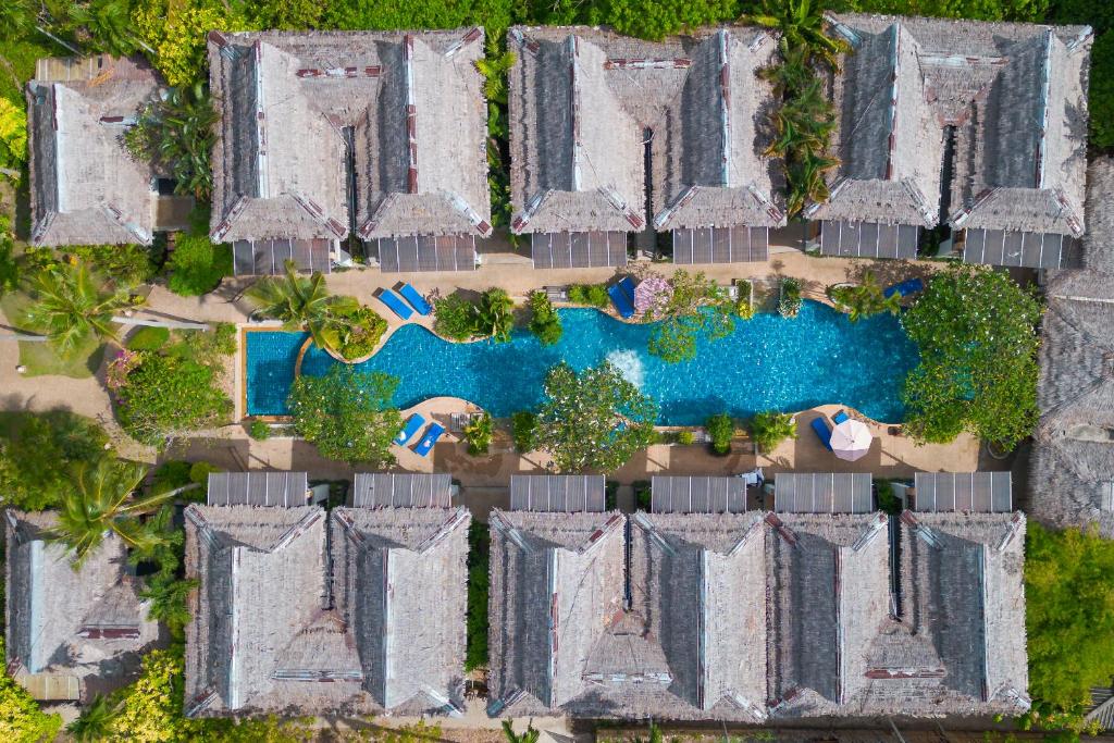 莱利海滩Railay Village Resort的享有带游泳池的度假村的空中景致