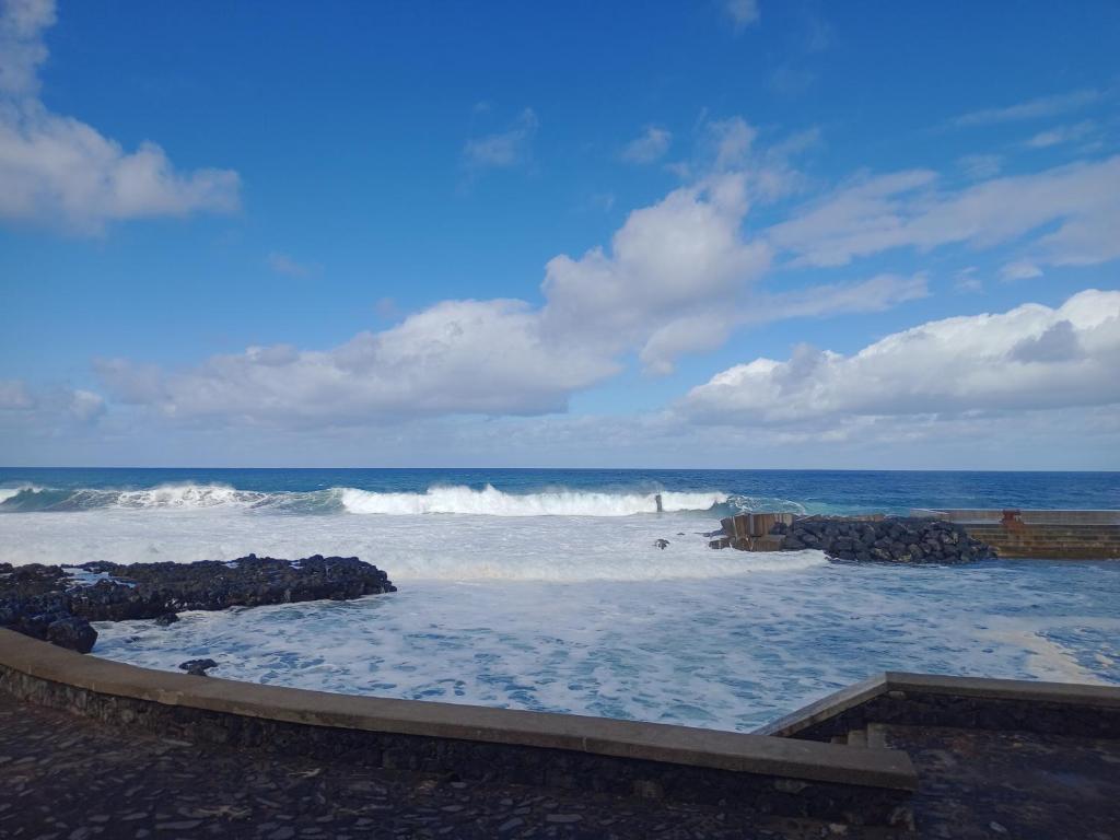 巴哈马尔Bajamar Sun and beach的海浪海滩