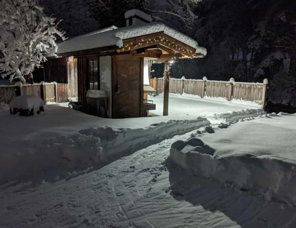 鲁波尔丁Ferienwohnung Kaidisch - Reiter的雪覆盖的院子内的凉亭