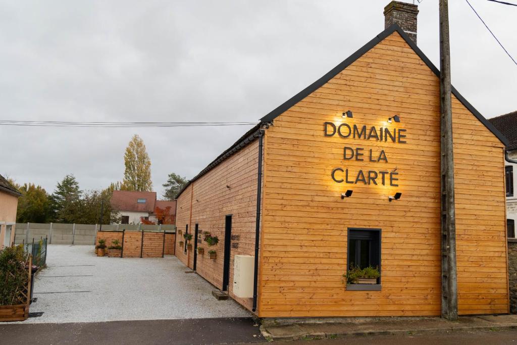 欧塞尔Le Domaine de la Clarté AUXERRE - VENOY的建筑的侧面有标志